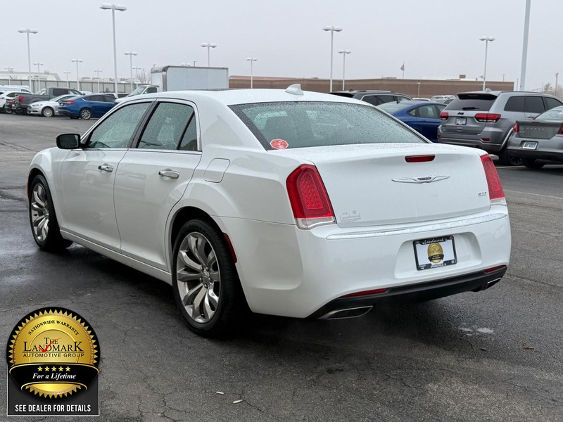 Chrysler 300 Vehicle Full-screen Gallery Image 6