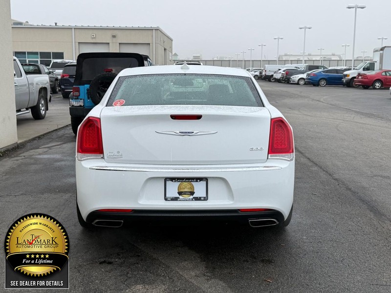 Chrysler 300 Vehicle Full-screen Gallery Image 7