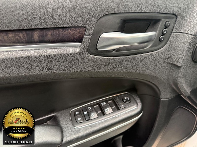 Chrysler 300 Vehicle Full-screen Gallery Image 8