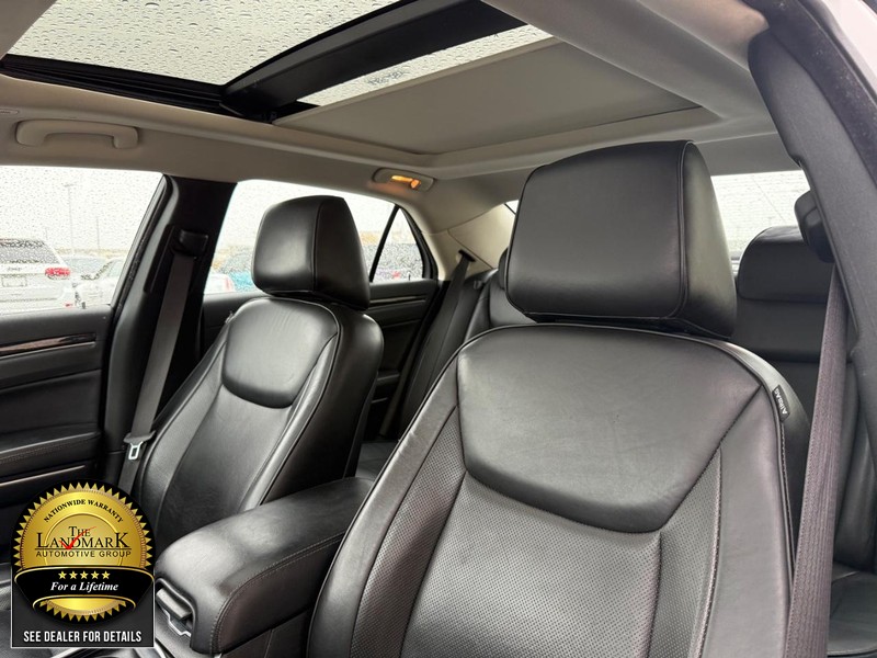 Chrysler 300 Vehicle Full-screen Gallery Image 9