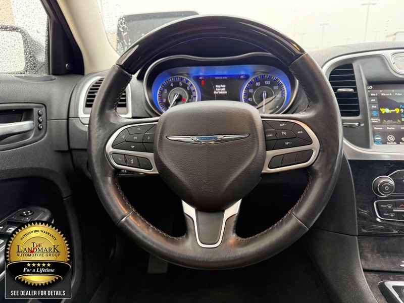 Chrysler 300 Vehicle Full-screen Gallery Image 19