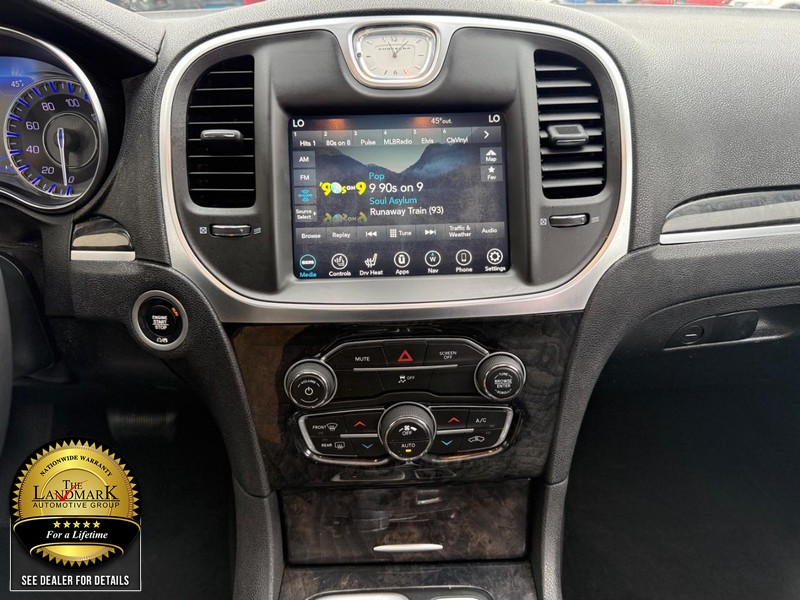 Chrysler 300 Vehicle Full-screen Gallery Image 20