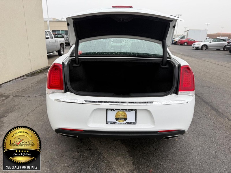 Chrysler 300 Vehicle Full-screen Gallery Image 21
