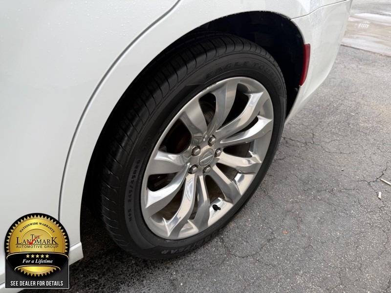 Chrysler 300 Vehicle Full-screen Gallery Image 22