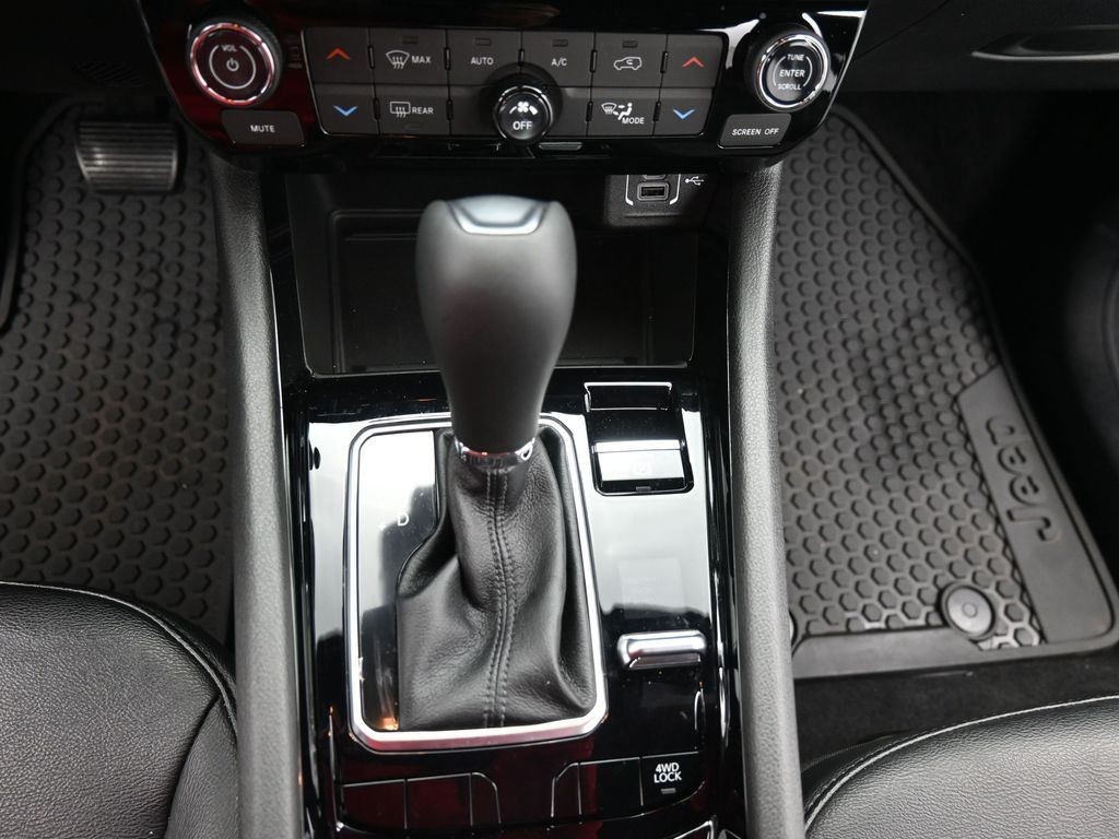 Jeep Compass Vehicle Full-screen Gallery Image 14