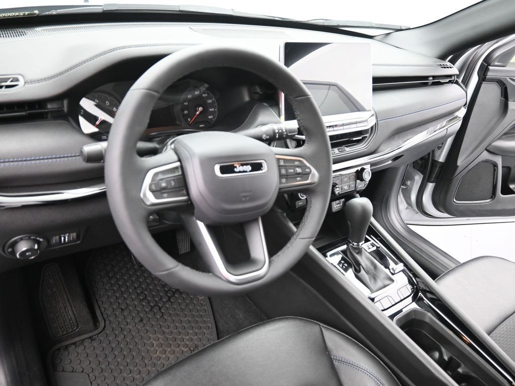 Jeep Compass Vehicle Full-screen Gallery Image 15