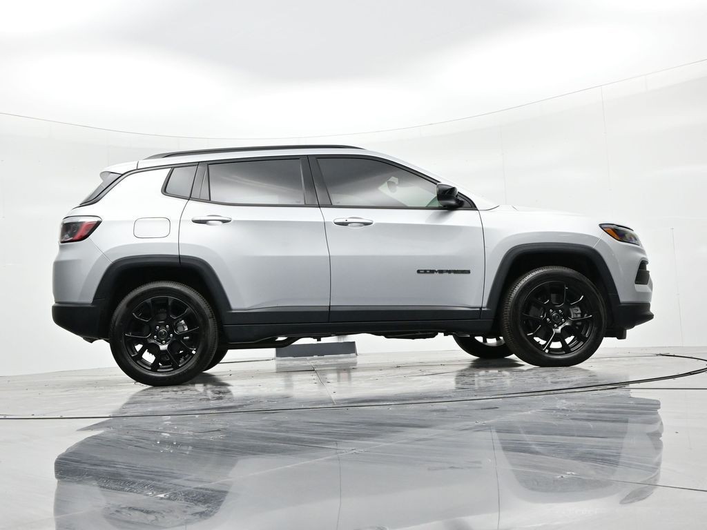 Jeep Compass Vehicle Full-screen Gallery Image 23
