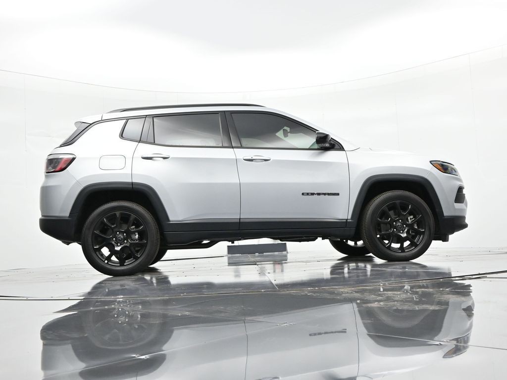 Jeep Compass Vehicle Full-screen Gallery Image 30