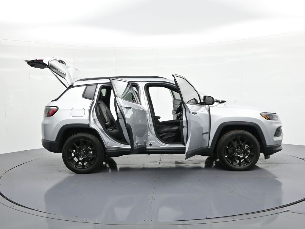 Jeep Compass Vehicle Full-screen Gallery Image 31