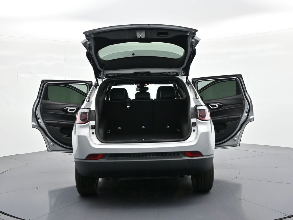 Jeep Compass Vehicle Full-screen Gallery Image 34