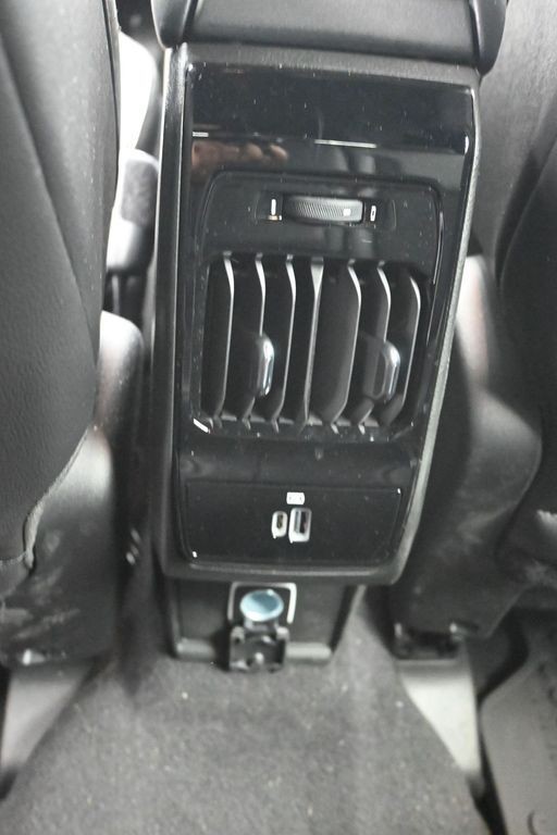 Jeep Compass Vehicle Full-screen Gallery Image 22