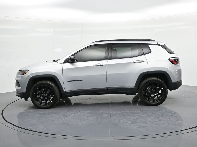Jeep Compass Vehicle Full-screen Gallery Image 9
