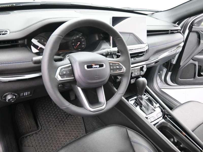 Jeep Compass Vehicle Full-screen Gallery Image 15