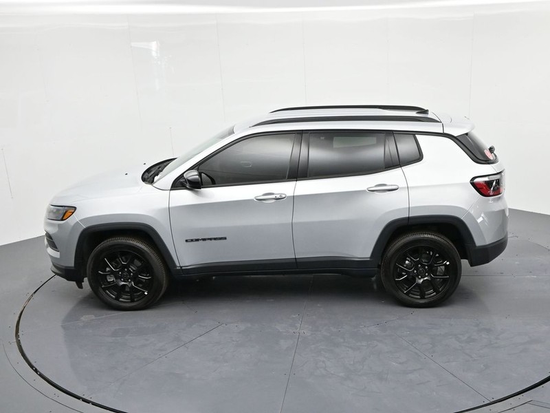Jeep Compass Vehicle Full-screen Gallery Image 19