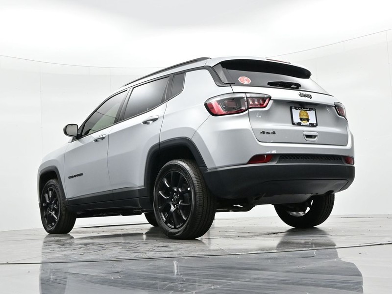 Jeep Compass Vehicle Full-screen Gallery Image 20