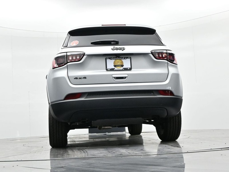 Jeep Compass Vehicle Full-screen Gallery Image 21