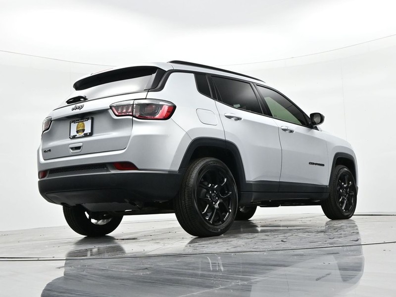 Jeep Compass Vehicle Full-screen Gallery Image 22