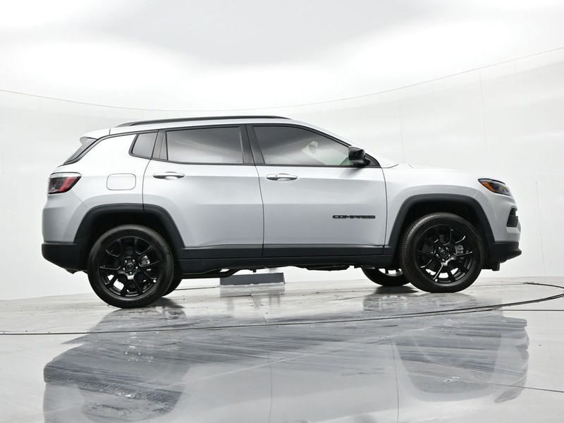 Jeep Compass Vehicle Full-screen Gallery Image 23