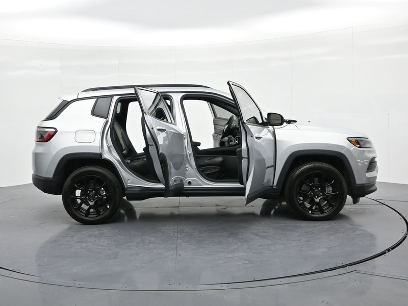 Jeep Compass Vehicle Full-screen Gallery Image 24