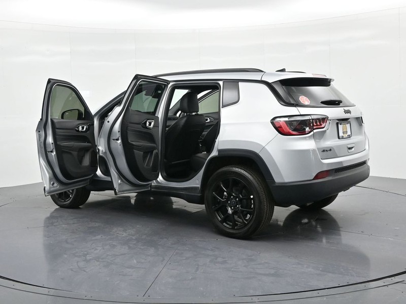 Jeep Compass Vehicle Full-screen Gallery Image 25