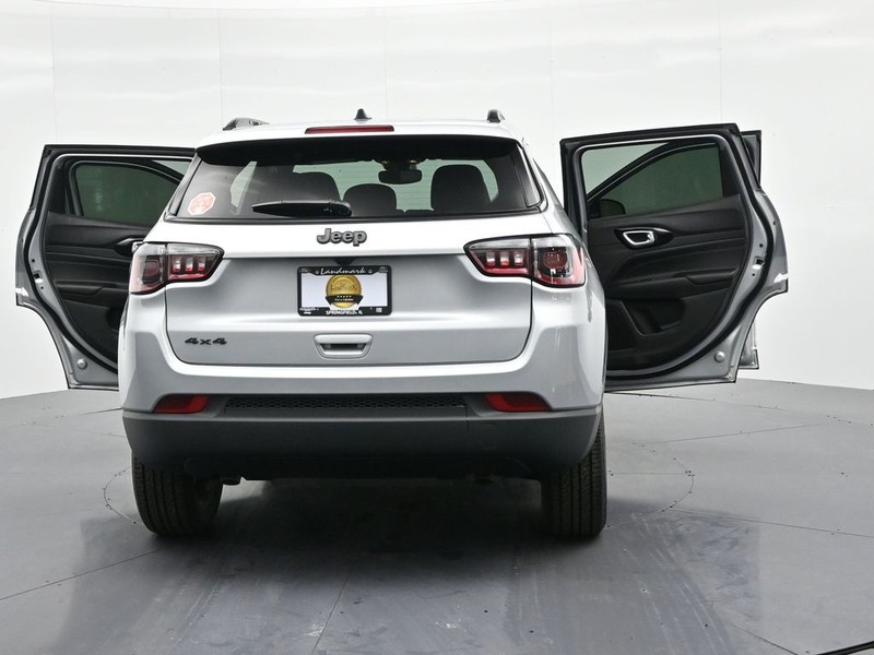 Jeep Compass Vehicle Full-screen Gallery Image 27