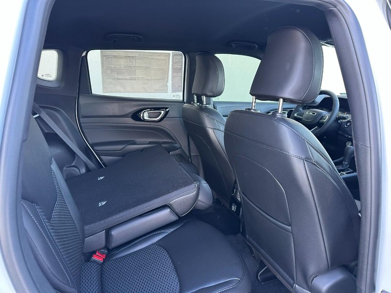 Jeep Compass Vehicle Full-screen Gallery Image 4