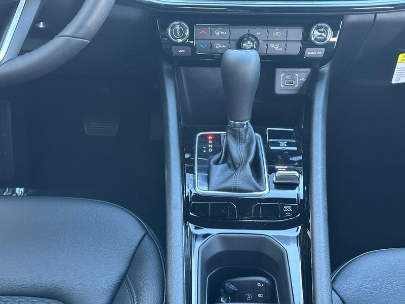 Jeep Compass Vehicle Full-screen Gallery Image 8