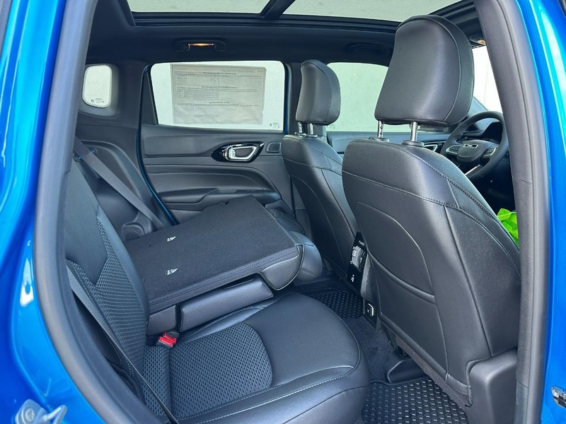 Jeep Compass Vehicle Full-screen Gallery Image 4