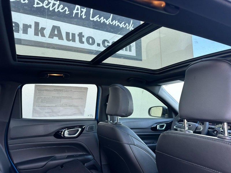 Jeep Compass Vehicle Full-screen Gallery Image 5