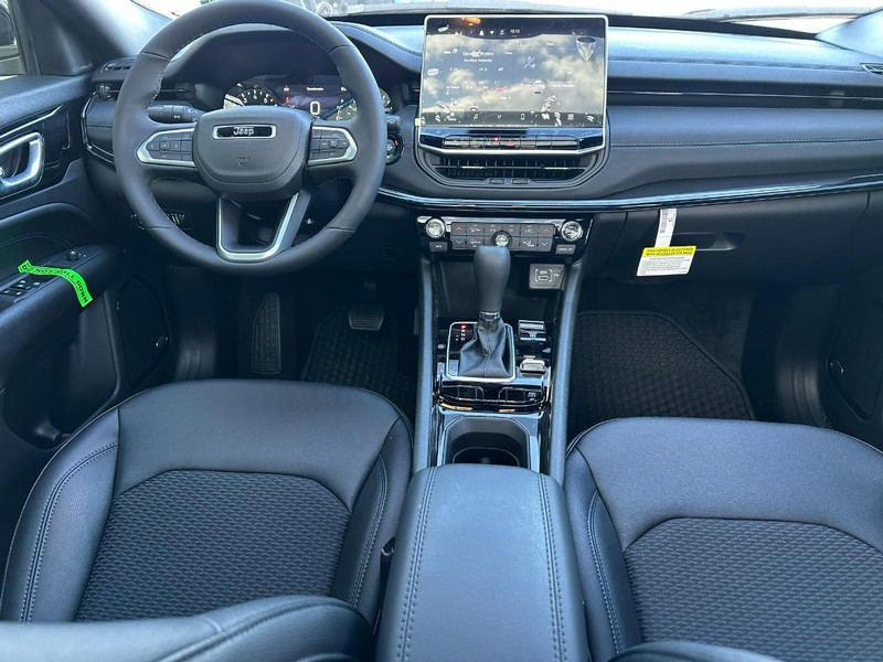 Jeep Compass Vehicle Full-screen Gallery Image 6