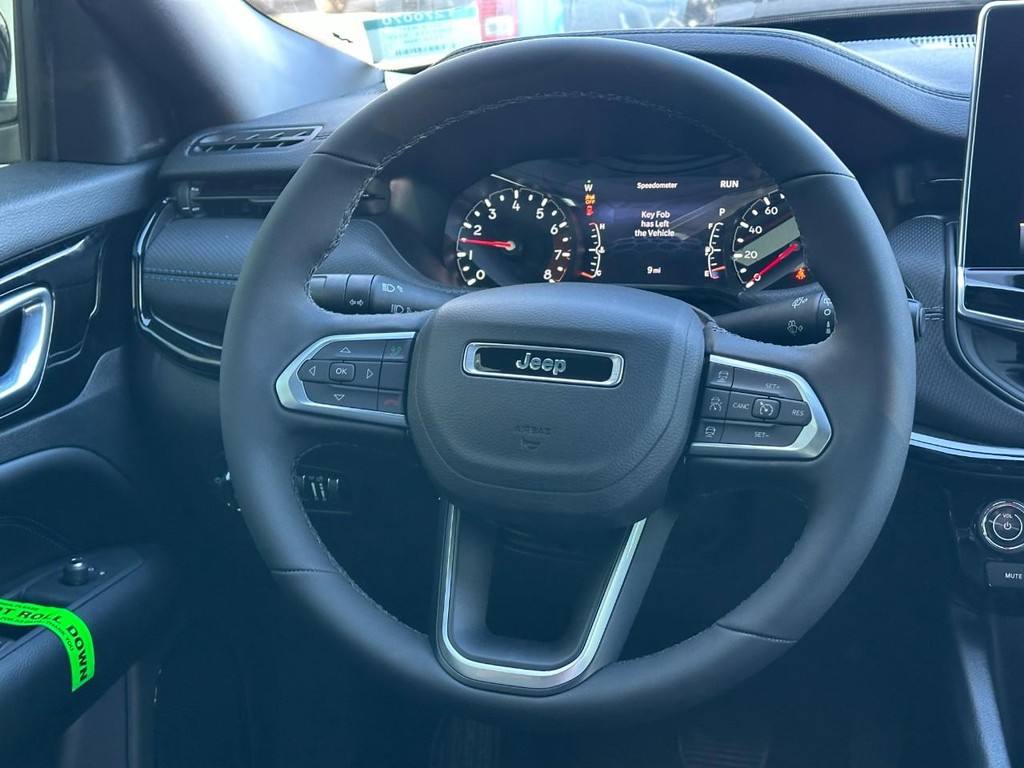 Jeep Compass Vehicle Full-screen Gallery Image 6