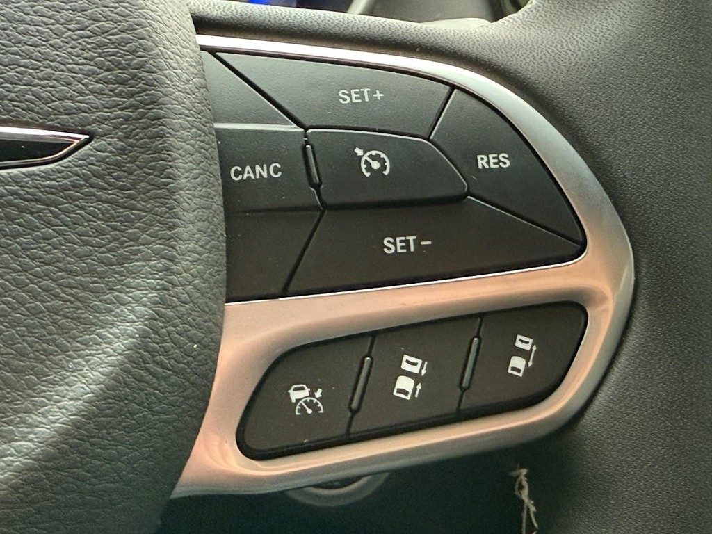 Chrysler Pacifica Vehicle Full-screen Gallery Image 10