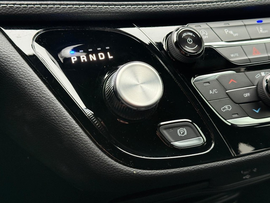 Chrysler Pacifica Vehicle Full-screen Gallery Image 14