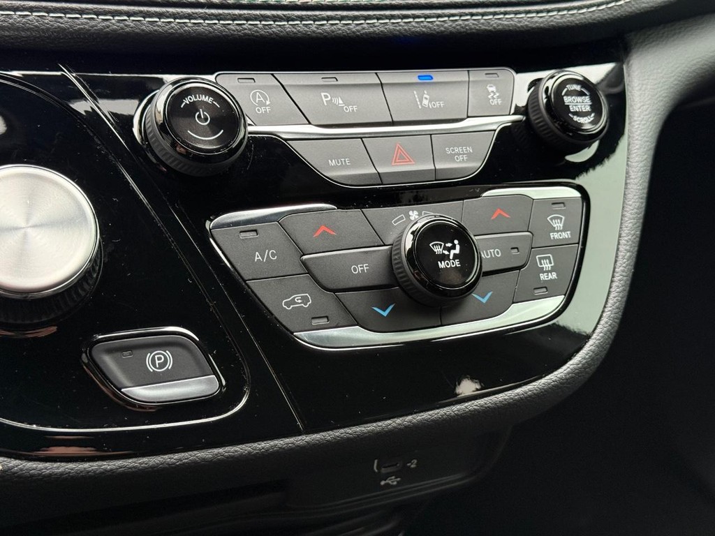 Chrysler Pacifica Vehicle Full-screen Gallery Image 15