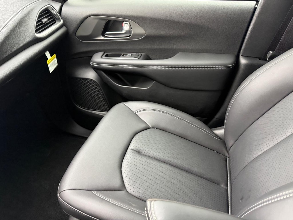 Chrysler Pacifica Vehicle Full-screen Gallery Image 16