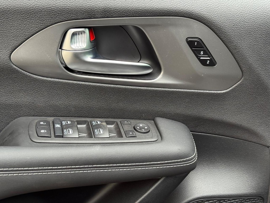 Chrysler Pacifica Vehicle Full-screen Gallery Image 17