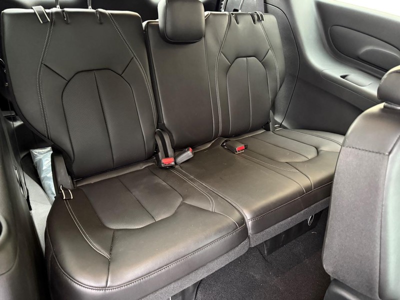 Chrysler Pacifica Vehicle Full-screen Gallery Image 5