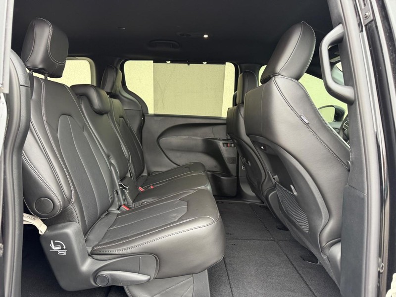 Chrysler Pacifica Vehicle Full-screen Gallery Image 6