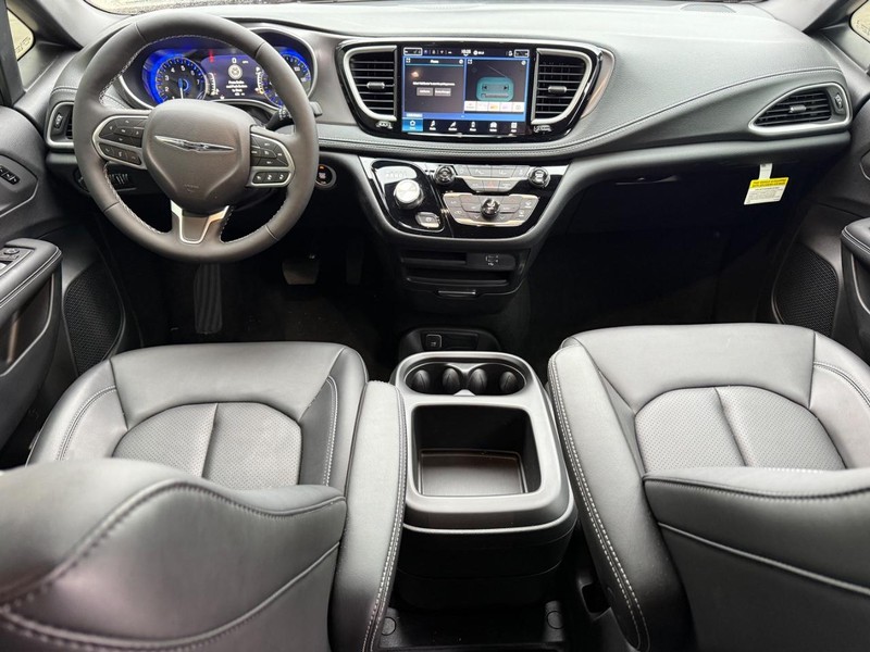 Chrysler Pacifica Vehicle Full-screen Gallery Image 7