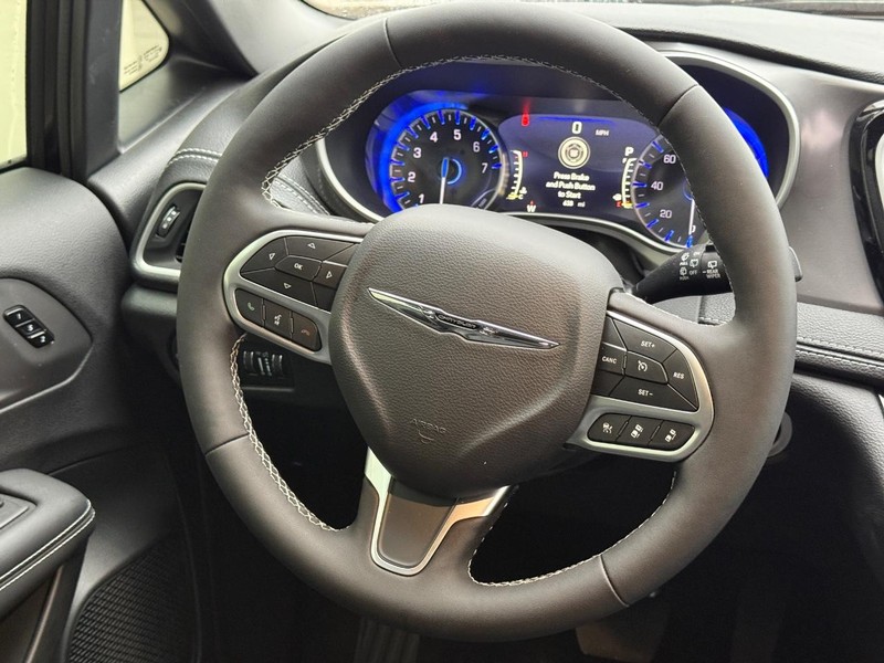 Chrysler Pacifica Vehicle Full-screen Gallery Image 8