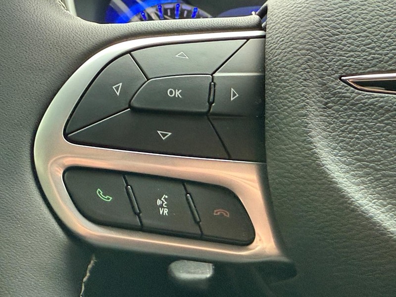 Chrysler Pacifica Vehicle Full-screen Gallery Image 9