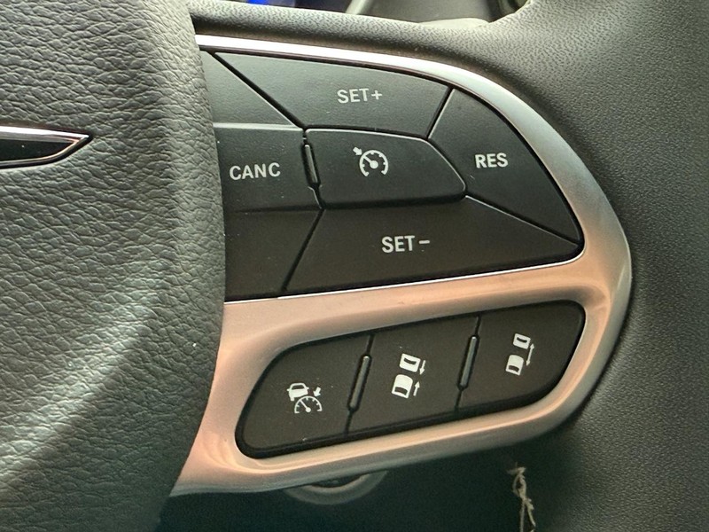 Chrysler Pacifica Vehicle Full-screen Gallery Image 10