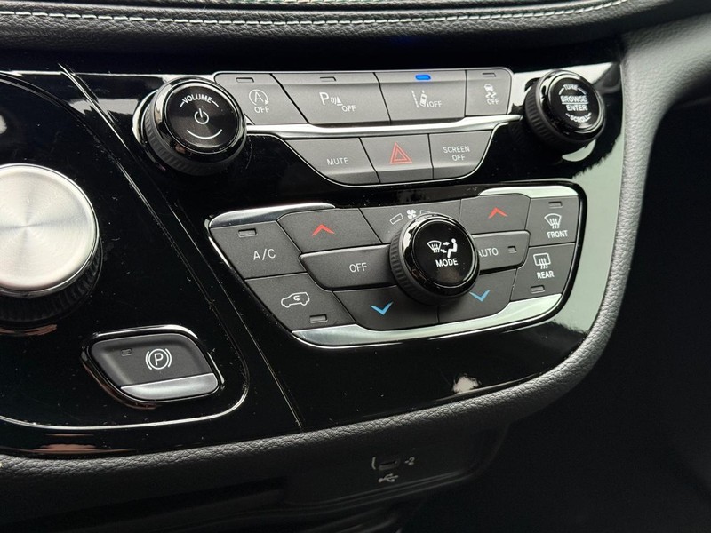 Chrysler Pacifica Vehicle Full-screen Gallery Image 15