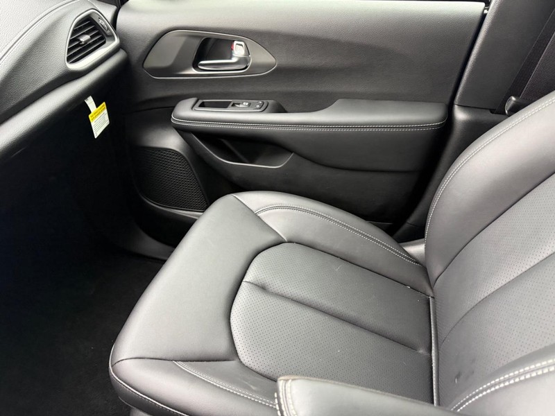 Chrysler Pacifica Vehicle Full-screen Gallery Image 16