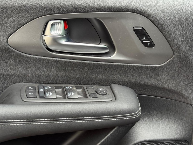 Chrysler Pacifica Vehicle Full-screen Gallery Image 17