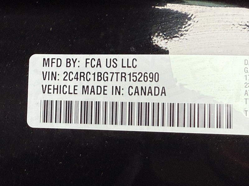 Chrysler Pacifica Vehicle Full-screen Gallery Image 19