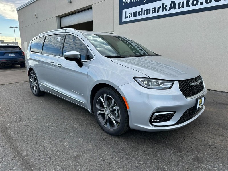 Chrysler Pacifica Vehicle Full-screen Gallery Image 2