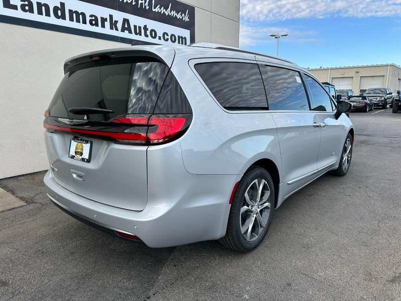 Chrysler Pacifica Vehicle Full-screen Gallery Image 3