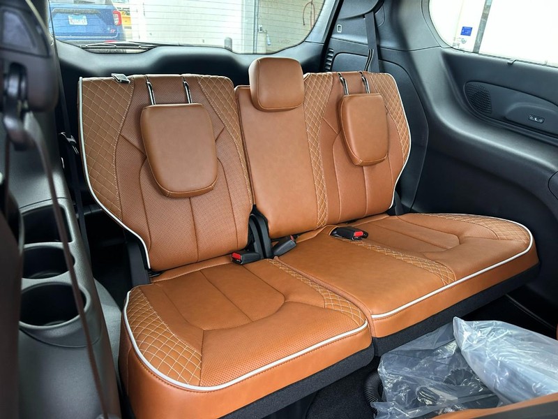 Chrysler Pacifica Vehicle Full-screen Gallery Image 4