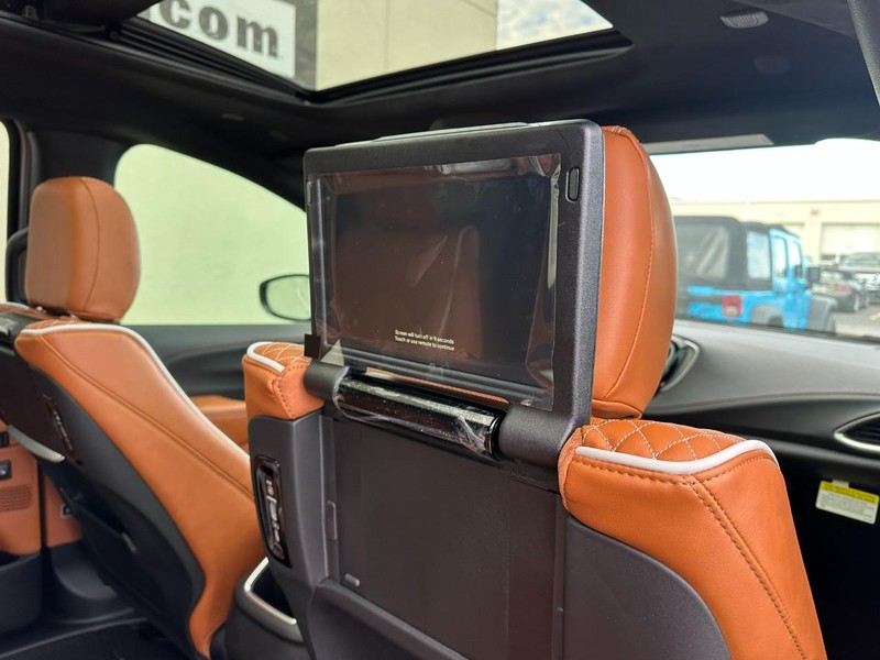 Chrysler Pacifica Vehicle Full-screen Gallery Image 6